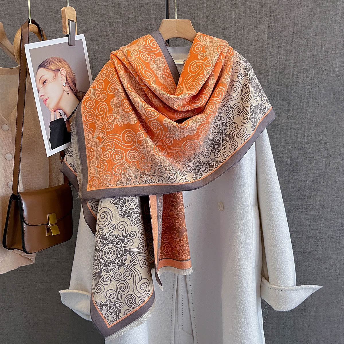 Patchwork Halstuch mit Vintage-Print – Bild 7 | LuxeStyle