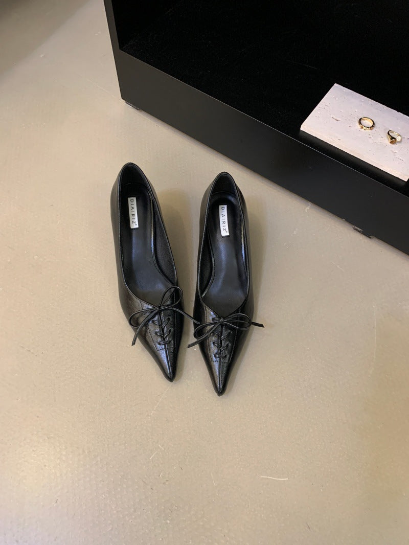 Spitze Pumps mit Stilettoabsatz und Schleife
