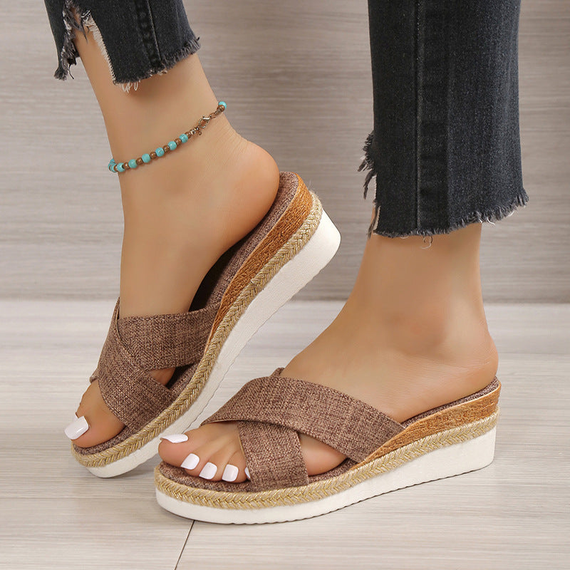 Plateau-Wedge-Pantoletten mit Kreuzriemen | LuxeStyle