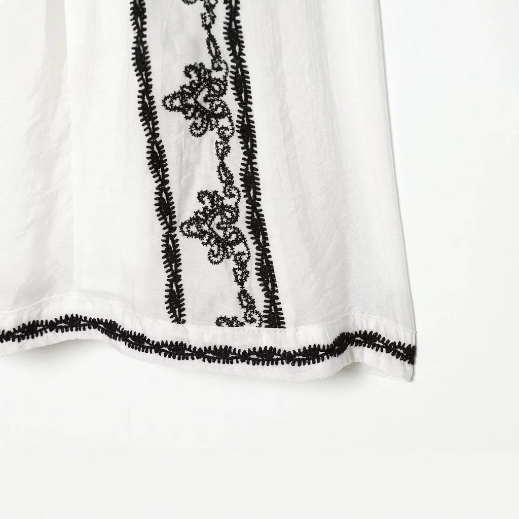 Modisches Mittellang-Kleid