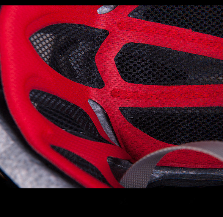 Mountainbike-Helm mit Insektenschutz