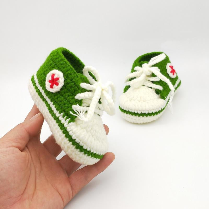 Handgestrickte Baby-Boots mit Weichsohlen