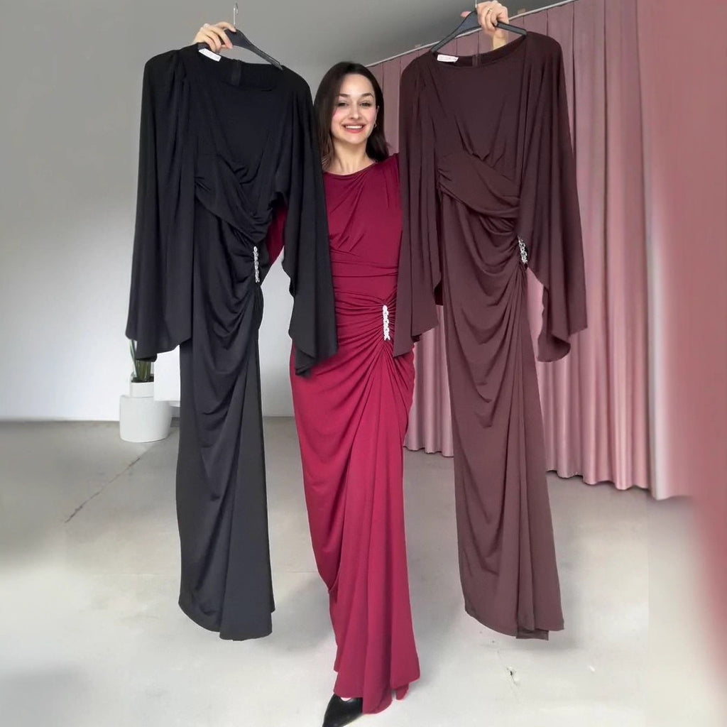 Elegantes Plissée-Kleid mit ausgestellten Ärmeln