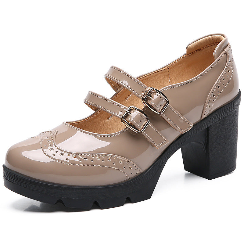 Patentleder Keilsandaletten mit Bügelverschluss