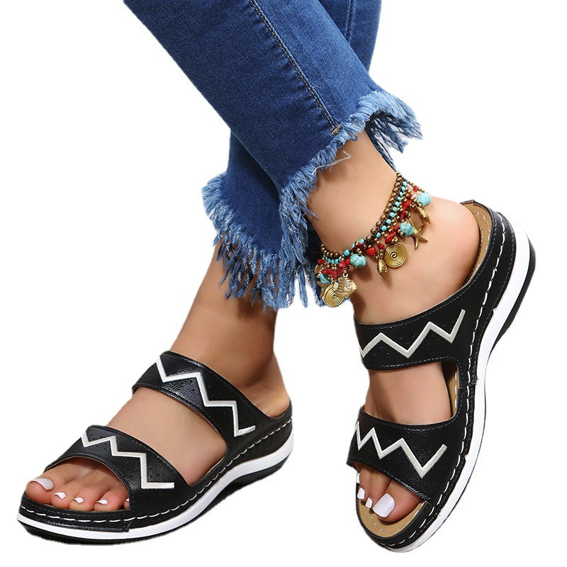 Sandalen mit Stickerei und Keilabsatz – Bild 6 | LuxeStyle