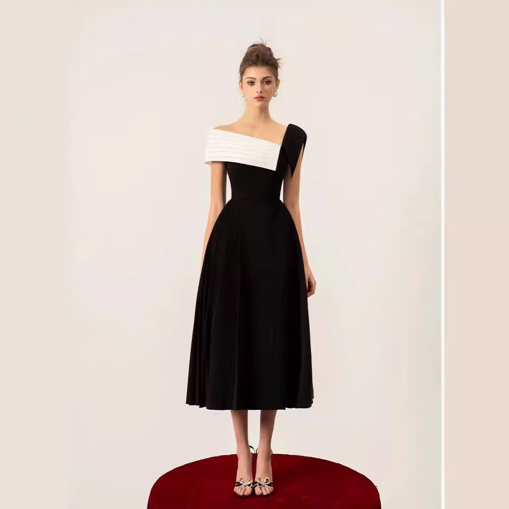 Off-Shoulder Plisseekleid mit hoher Taille