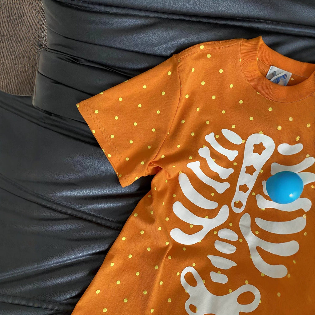 Kurzarm-Shirt mit Totenkopf-Print und Tupfen