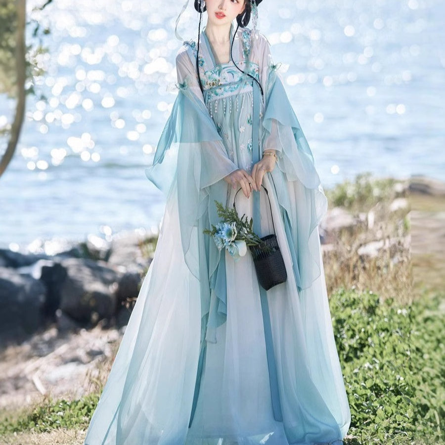 Besticktes Hanfu-Kleid im chinesischen Stil