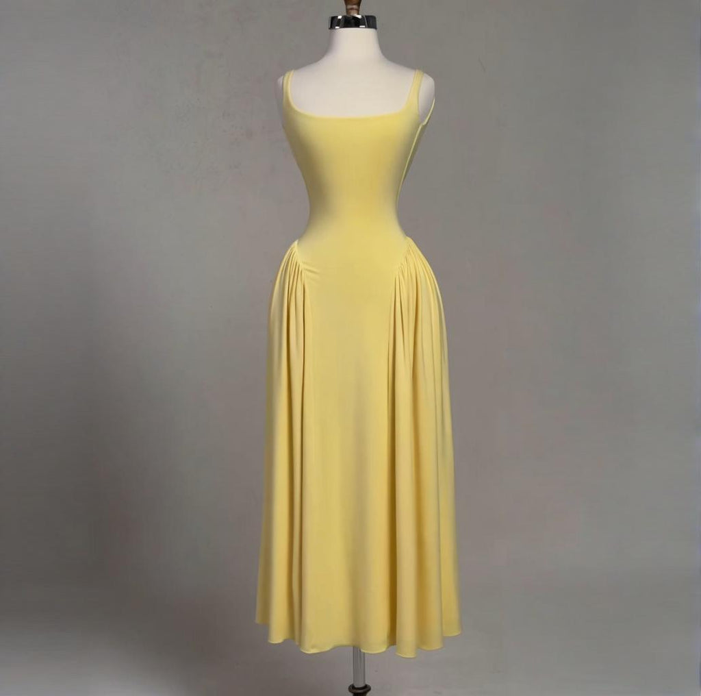 Elegantes Plisseekleid mit eckigem Ausschnitt
