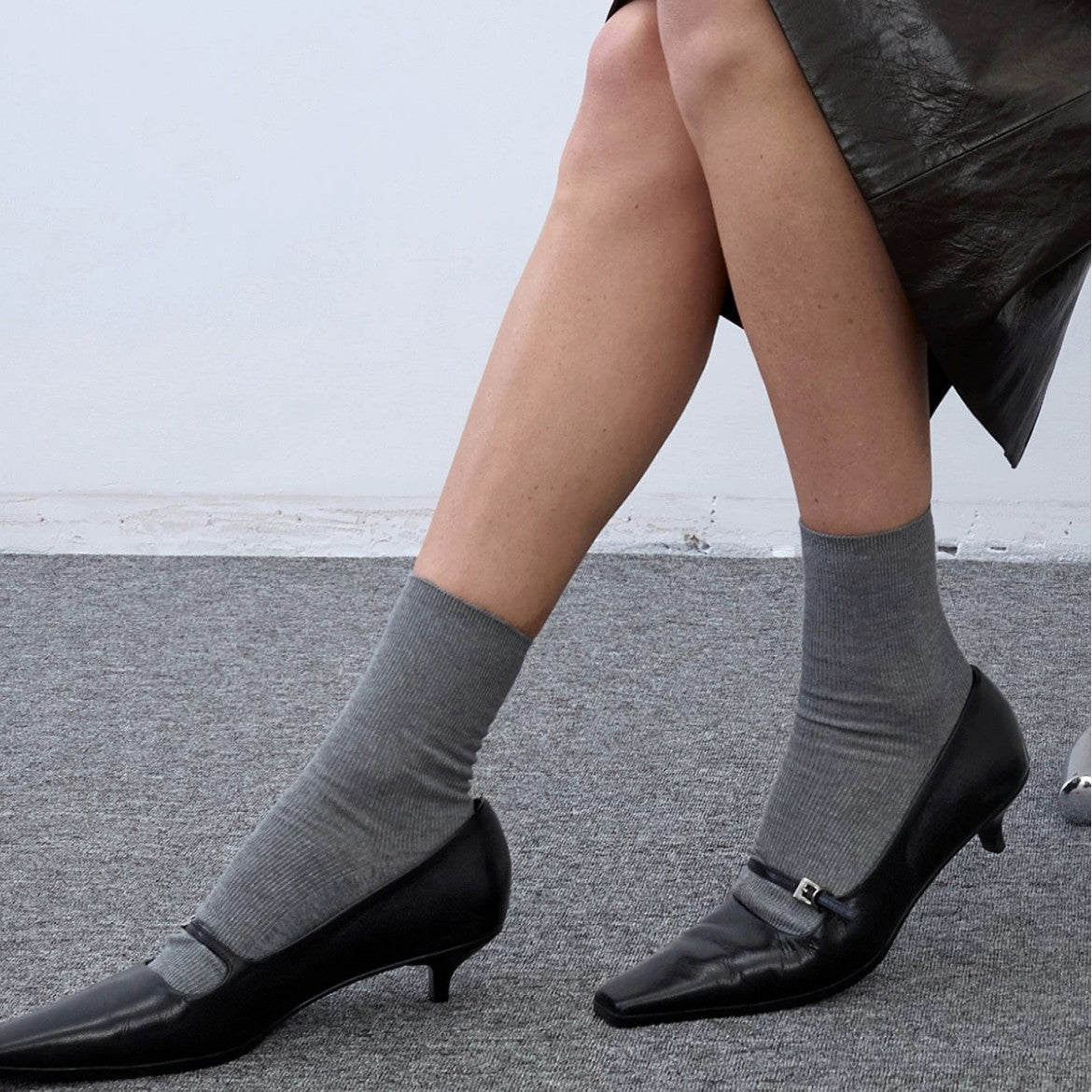 Pumps mit Riemen und eckiger Spitze
