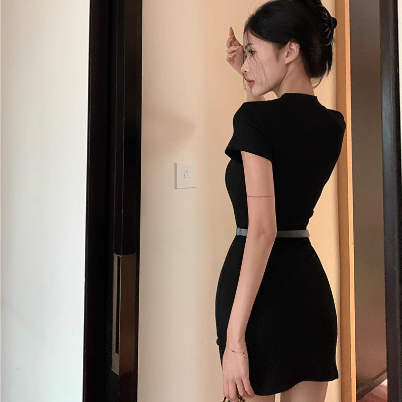 Kurzes Slim-Fit Kleid mit halblangem Ausschnitt – Bild 6 | LuxeStyle