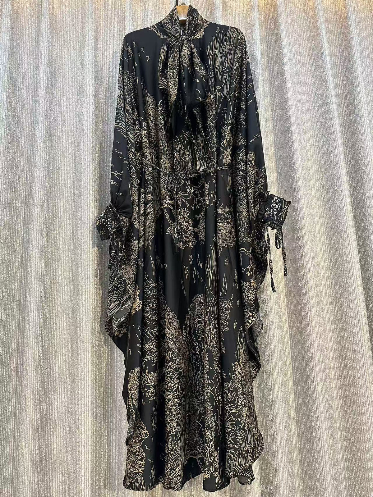 Maxikleid mit Fledermausärmeln & Pailletten – Bild 3 | LuxeStyle