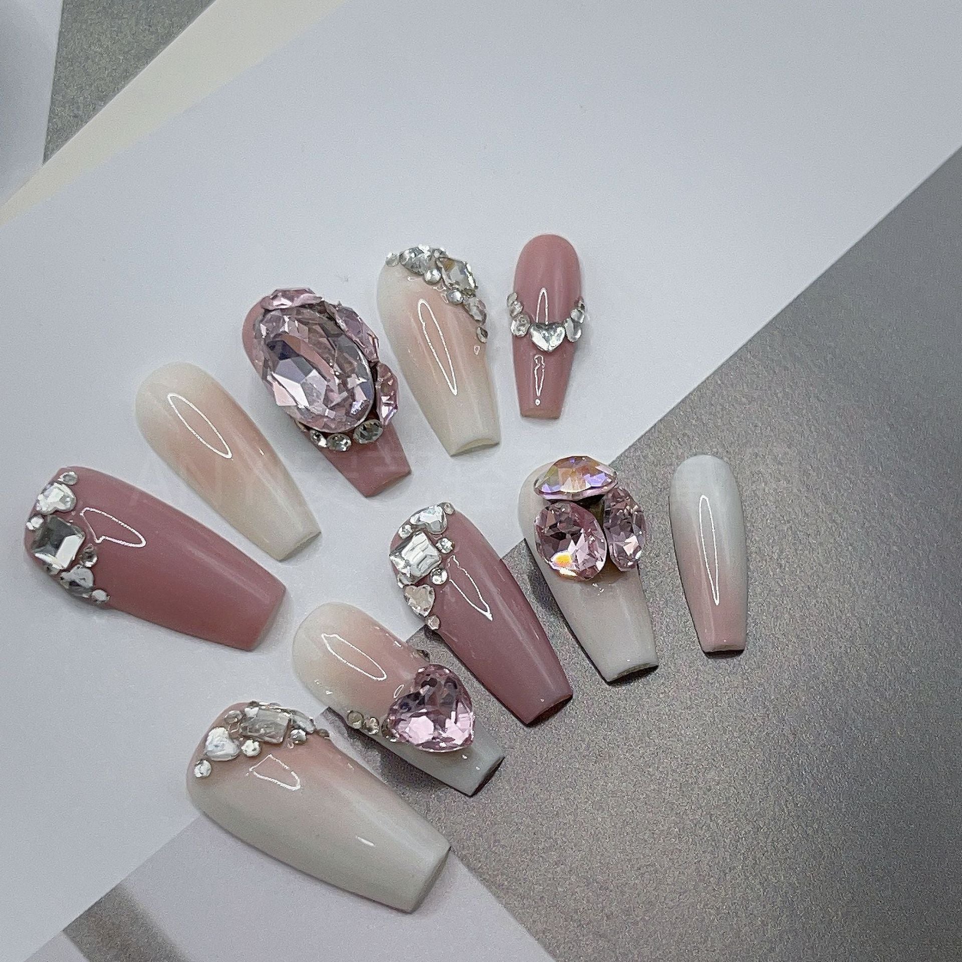 Nagelspray-Pistole mit Strass-Kugel