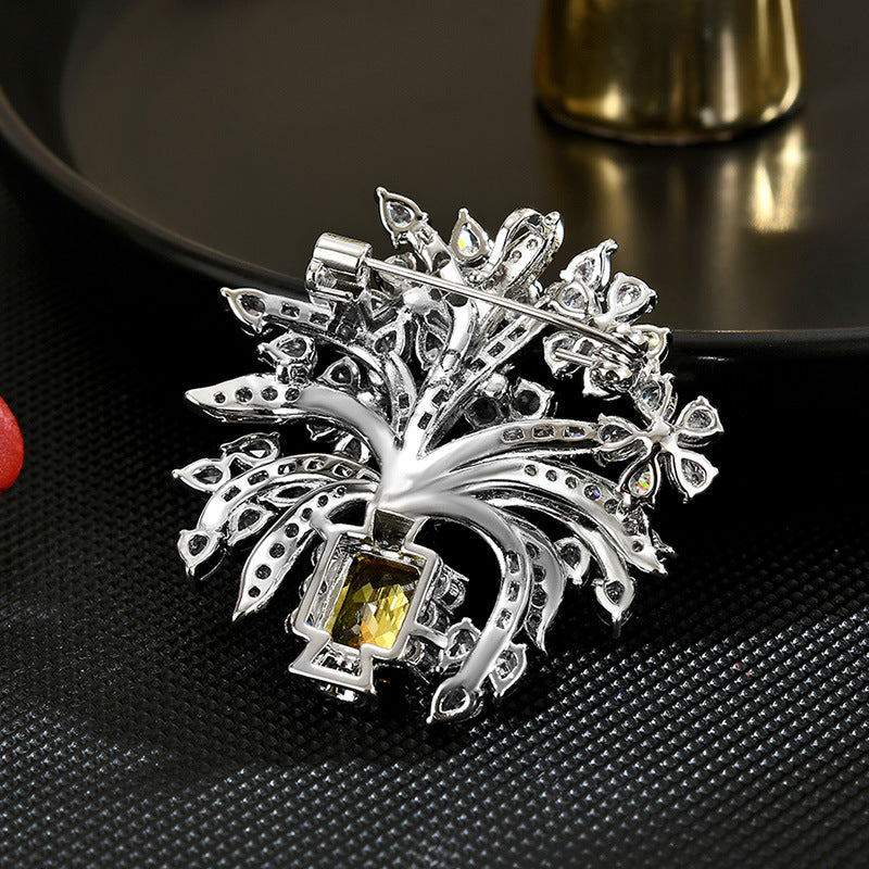 Blumige Kupferbrosche mit Gelbdiamant – Bild 5 | LuxeStyle