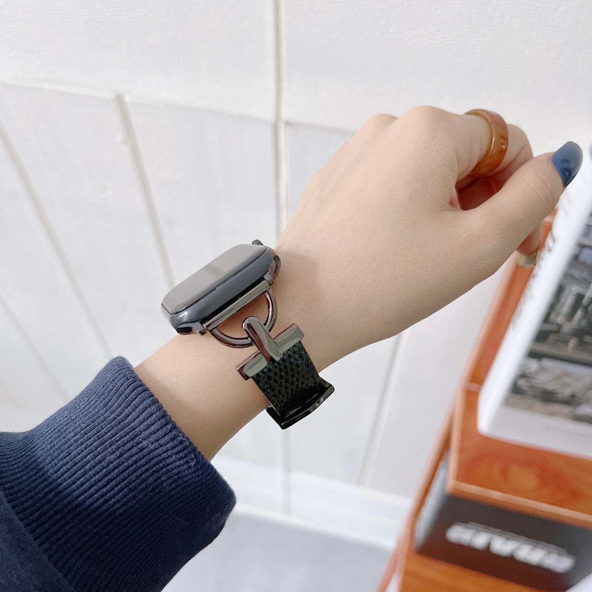 Personalisiertes D-förmiges Lederarmband für Apple Watch – Bild 2 | LuxeStyle