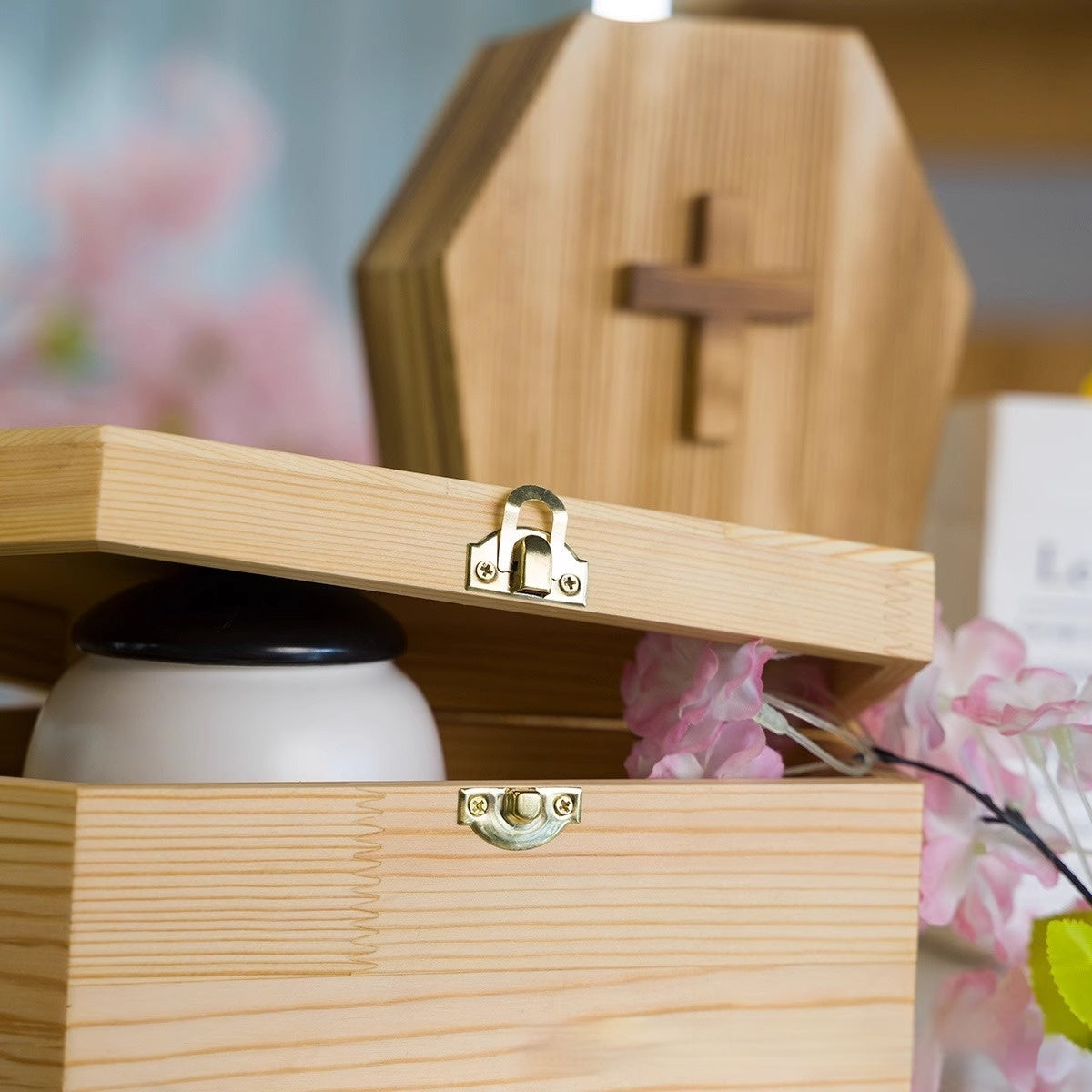 Urne für Tierasche – Kiefernholz mit Kreuz – Bild 3 | LuxeStyle