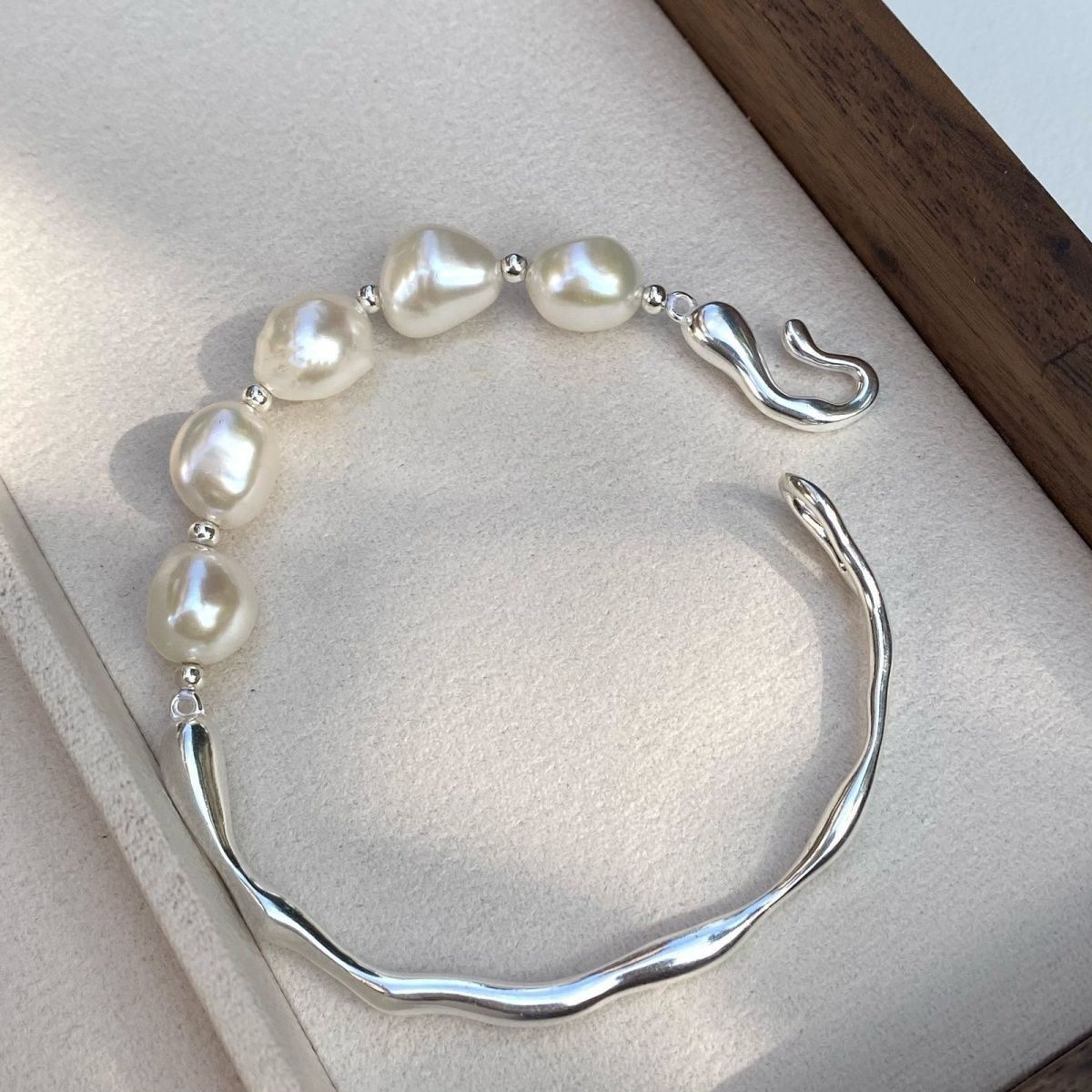 Armband mit Süsswasserperlen und Tiermotiv – Bild 5 | LuxeStyle