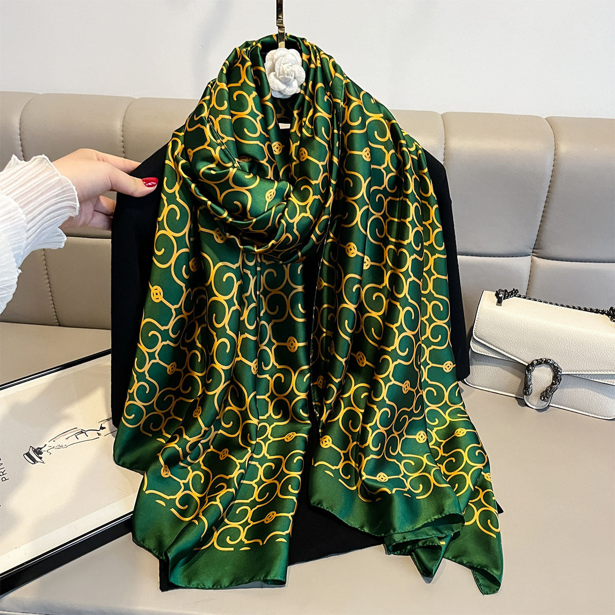Grüner Schal aus Polyesterfaser – Bild 3 | LuxeStyle