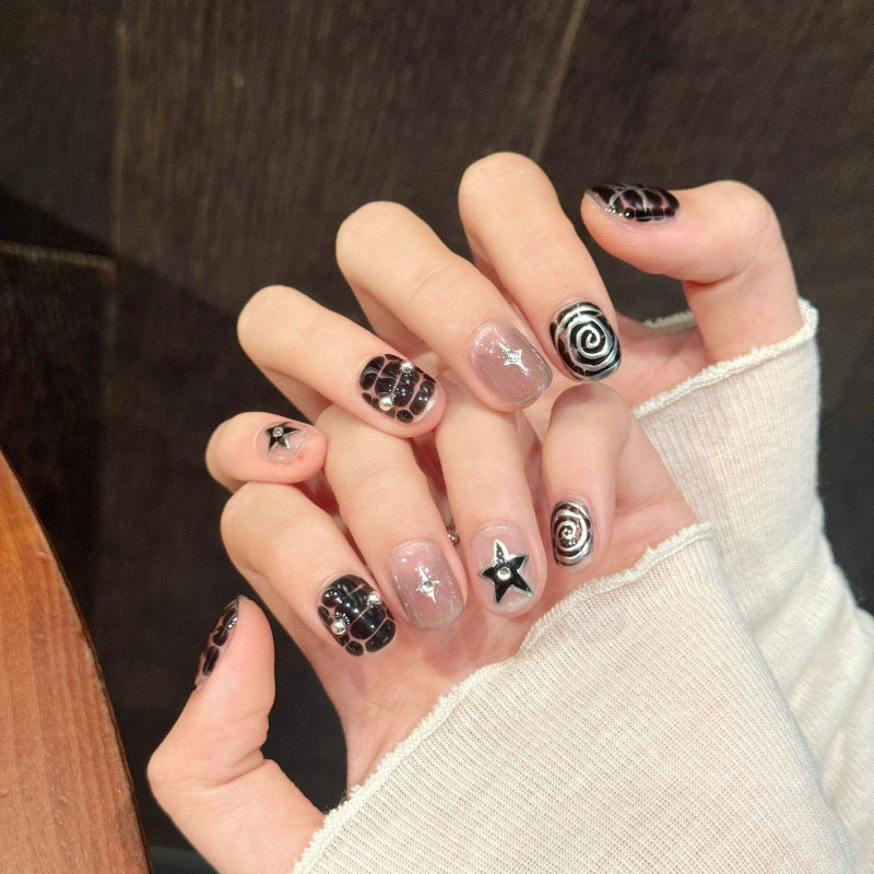 Handbemalte Nägel im Tomboy-Stil