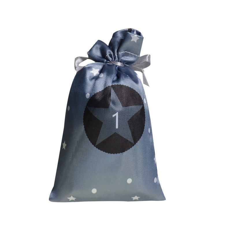 Adventskalender-Set aus Satin-Geschenkbeutel – Bild 2 | LuxeStyle