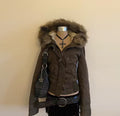 Kurze Damen-Jacke mit Kapuze – Bild 8 | LuxeStyle
