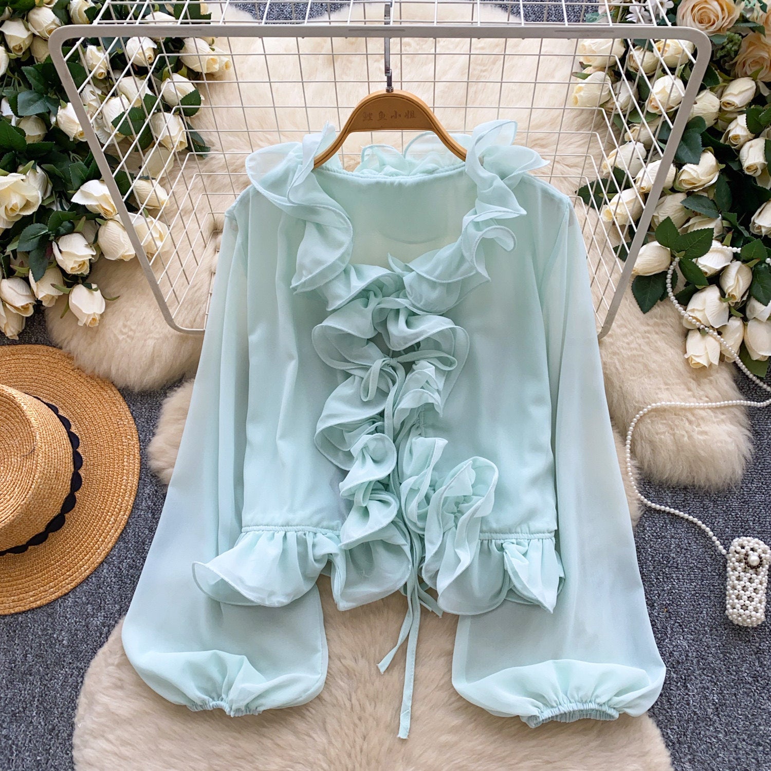 Chiffon-Bluse mit V-Ausschnitt & Rüschen