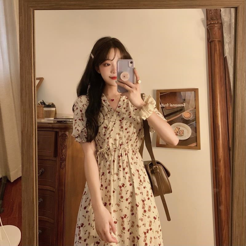 Geblümtes Chiffonkleid mit Taillenschnürung