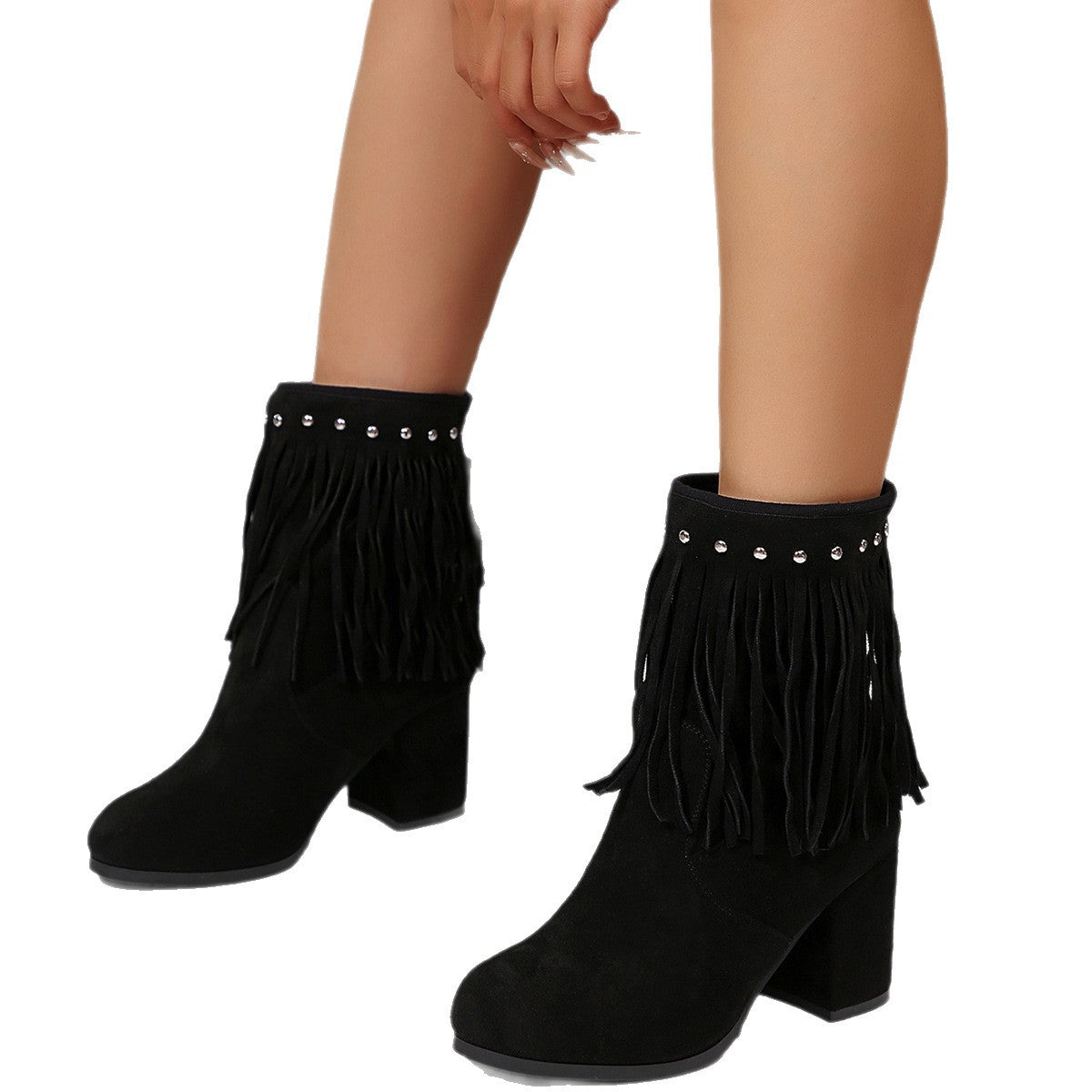 Niedrige Wildleder-Stiefeletten mit Nieten und Quasten