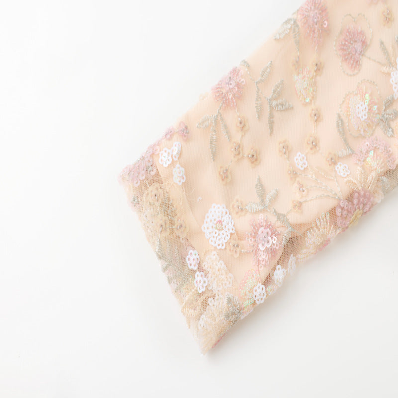 Elegantes Spitzenkleid mit langen Ärmeln