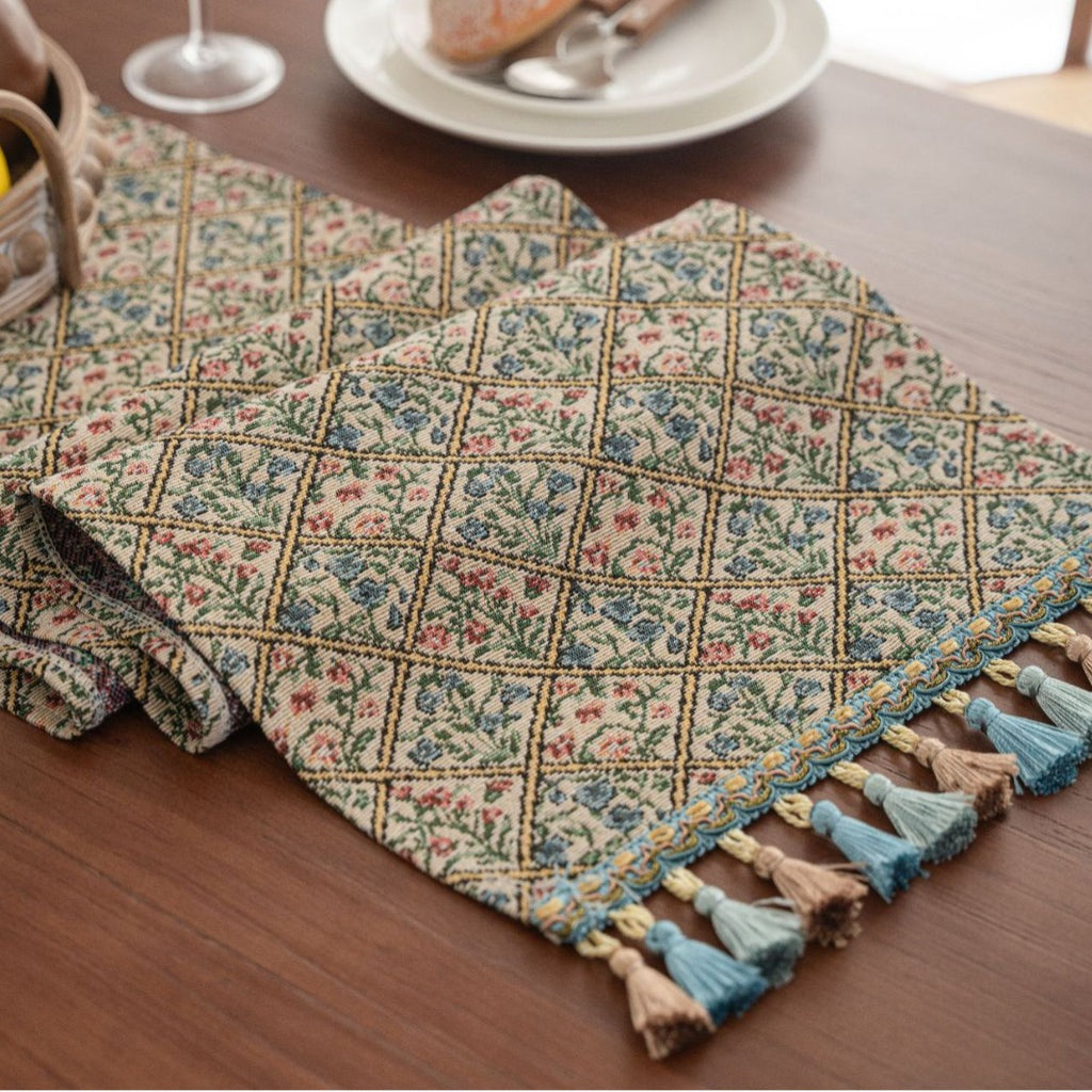 Rhyme Nordic Jacquard Tischläufer mit Quasten
