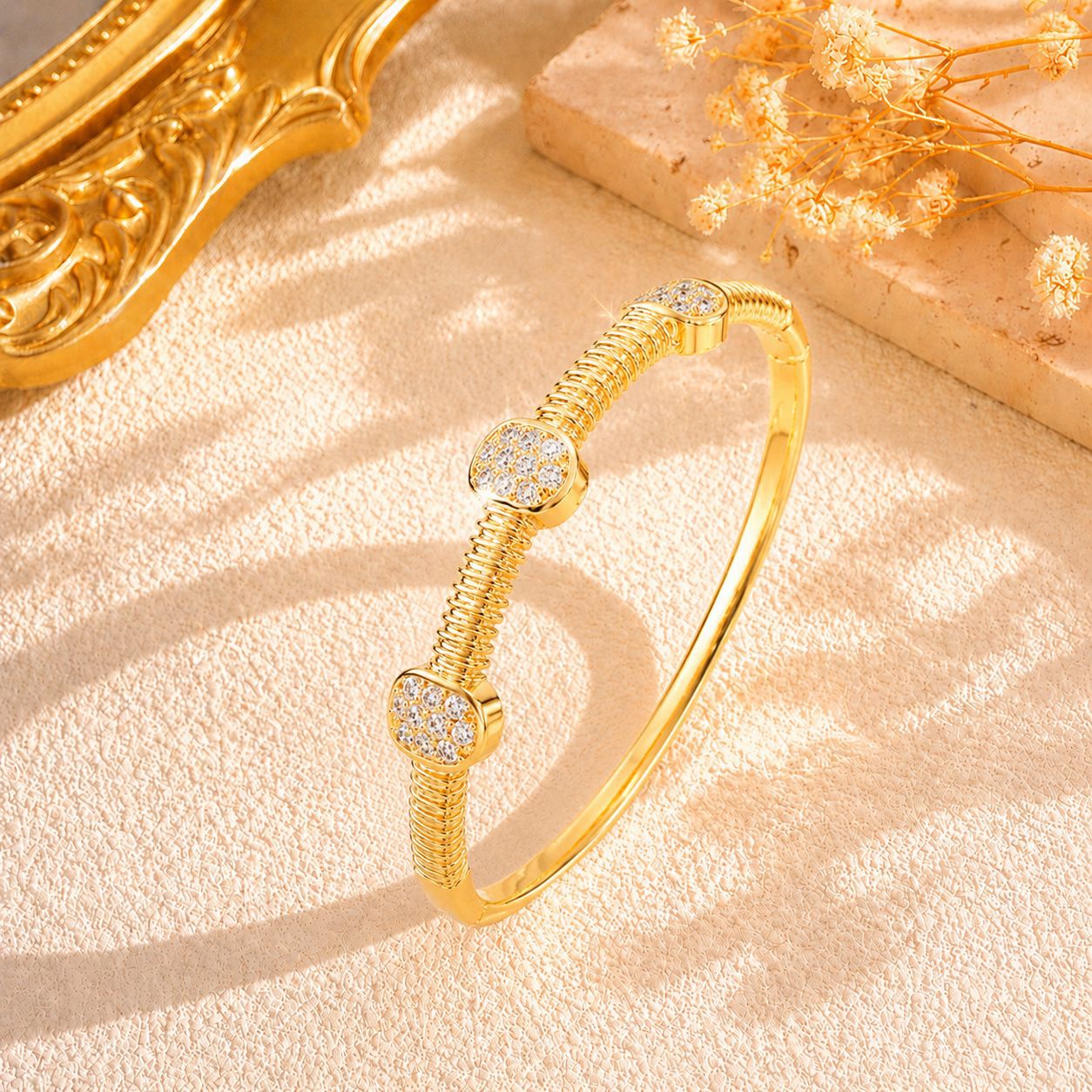 Federarmband mit Diamanten
