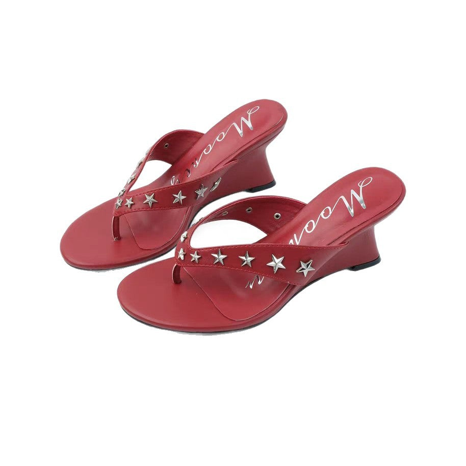 Sandalen mit Nieten und hohem Absatz