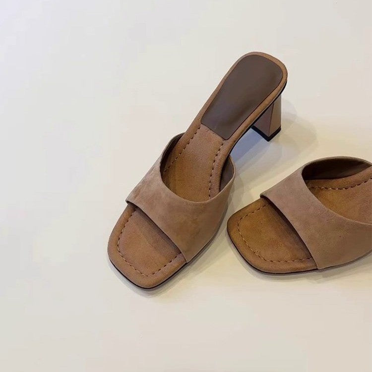 Elegante Nubuk-Sandalen mit Blockabsatz