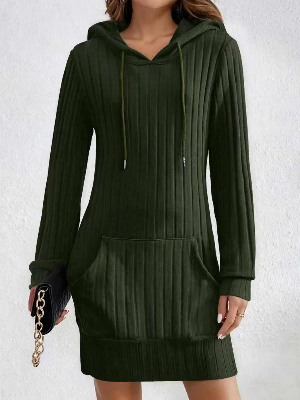 Geknöttertes Kleid mit Kapuze und Tasche