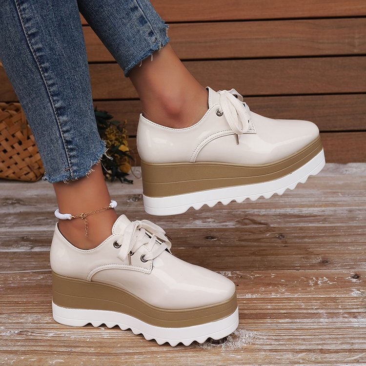 Plateau-Wedge-Heels aus Lackleder