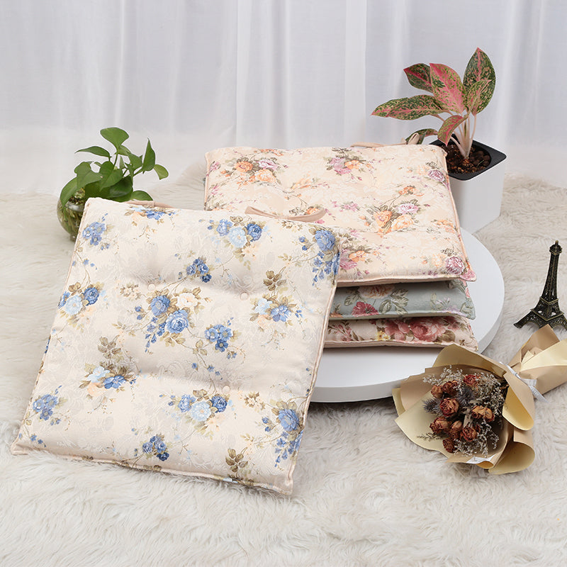 Kissen mit Blumenmuster und Bindegürtel