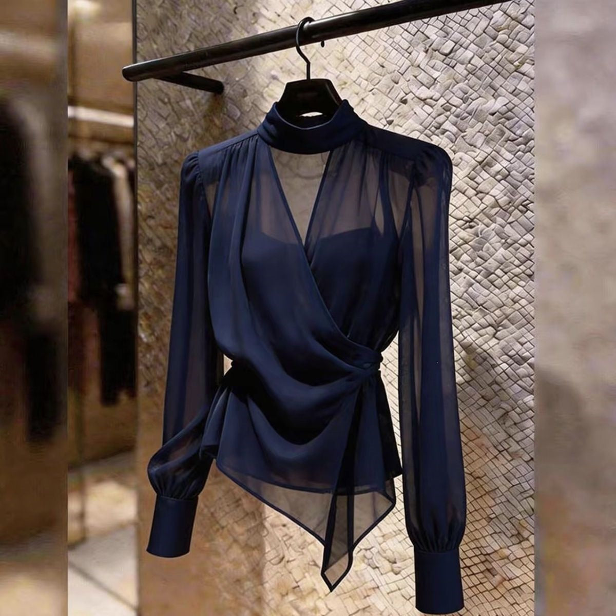 Ärmellose Satin-Bluse mit Taillenbetonung