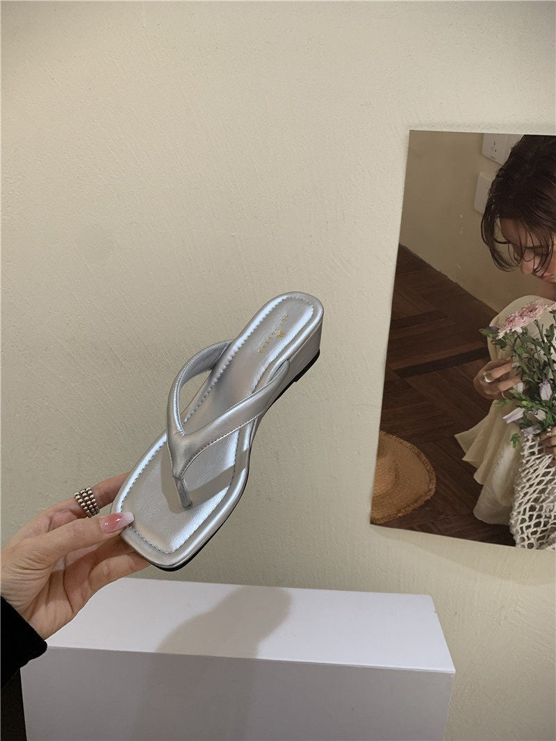 Keilsandalen mit Leopardenmuster und eckiger Spitze