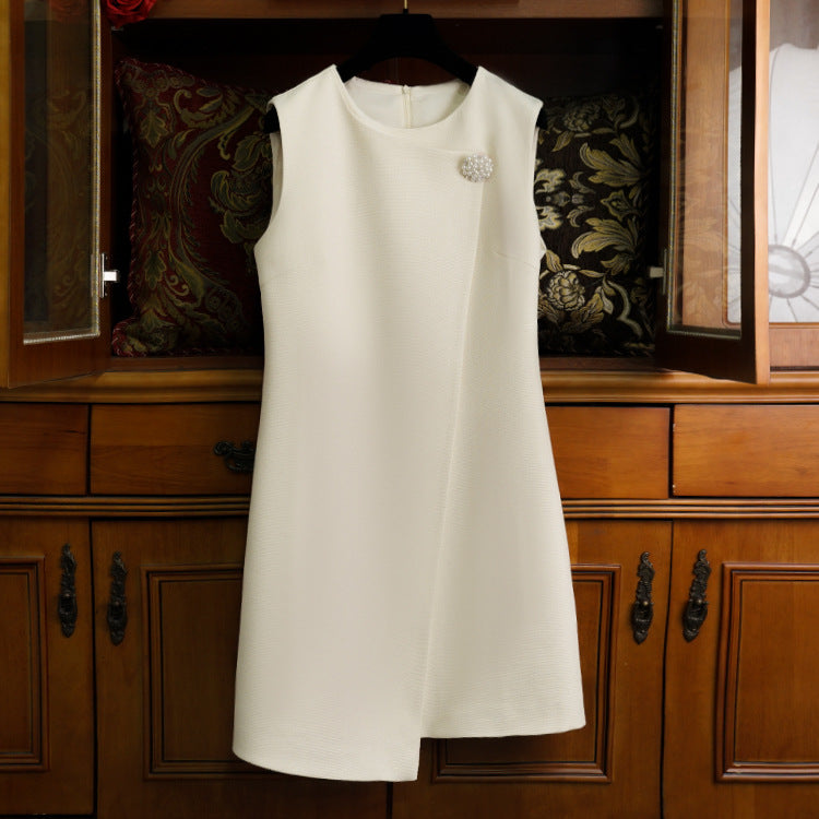 Chanel-Look Perlenblüten-Brosche Westenkleid
