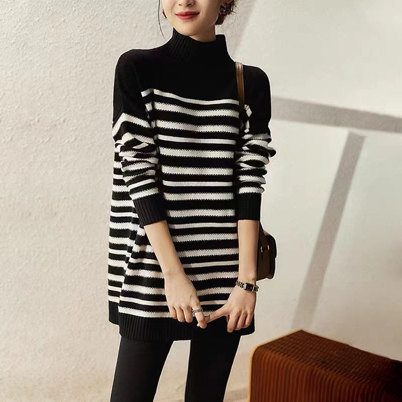 Gestreiftes Strickkleid mit halbem Rollkragen