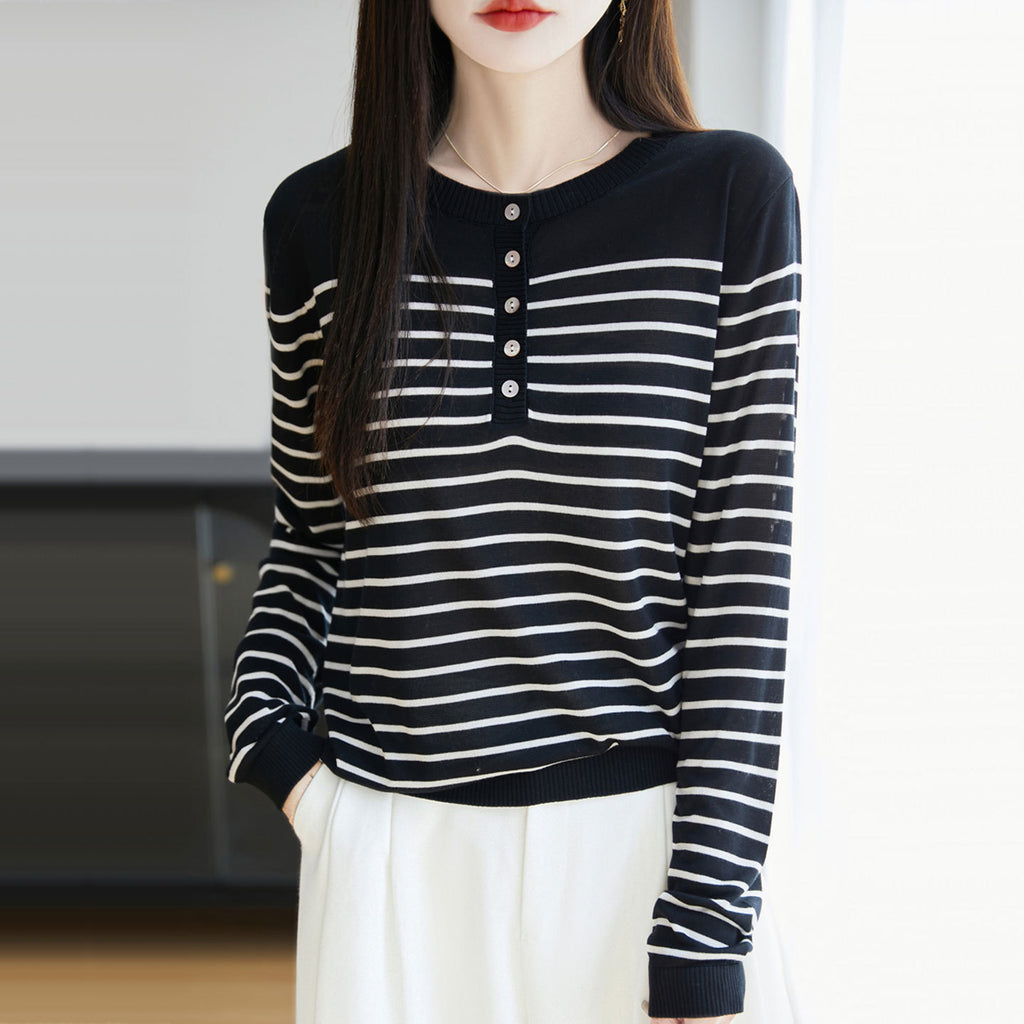 Gestreifter Strickpullover mit Rundhals