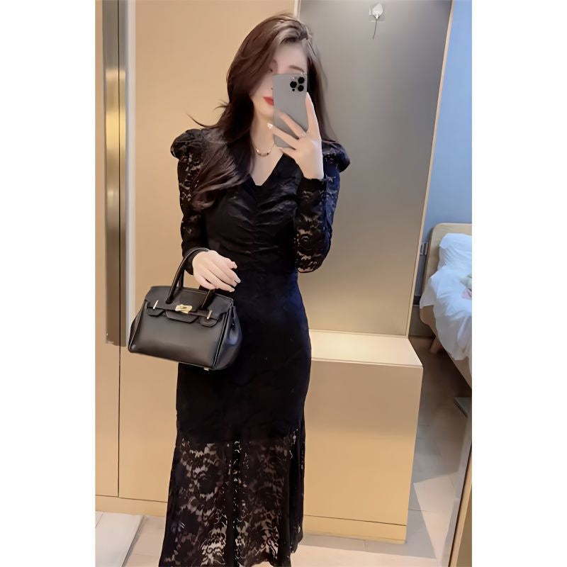 Elegantes schwarzes Spitzenkleid mit V-Ausschnitt