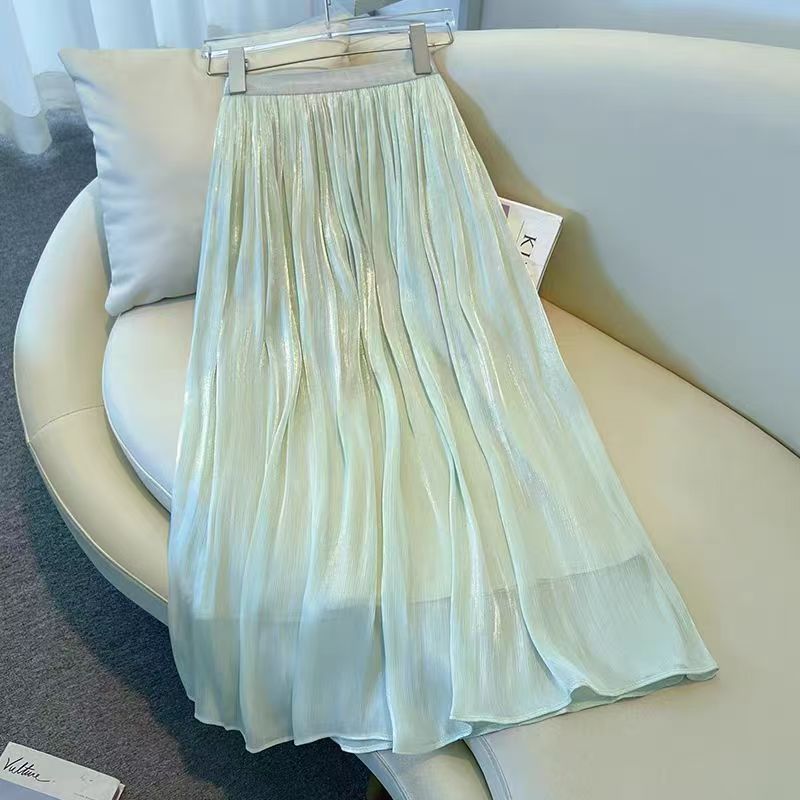 Ausgestelltes Sommerkleid mit hoher Taille
