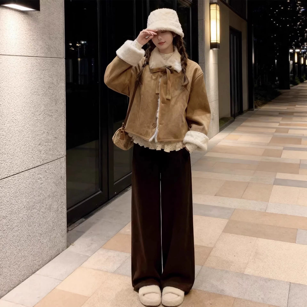 Kurze Lammfell-Jacke mit Kunstfellkragen – Bild 6 | LuxeStyle