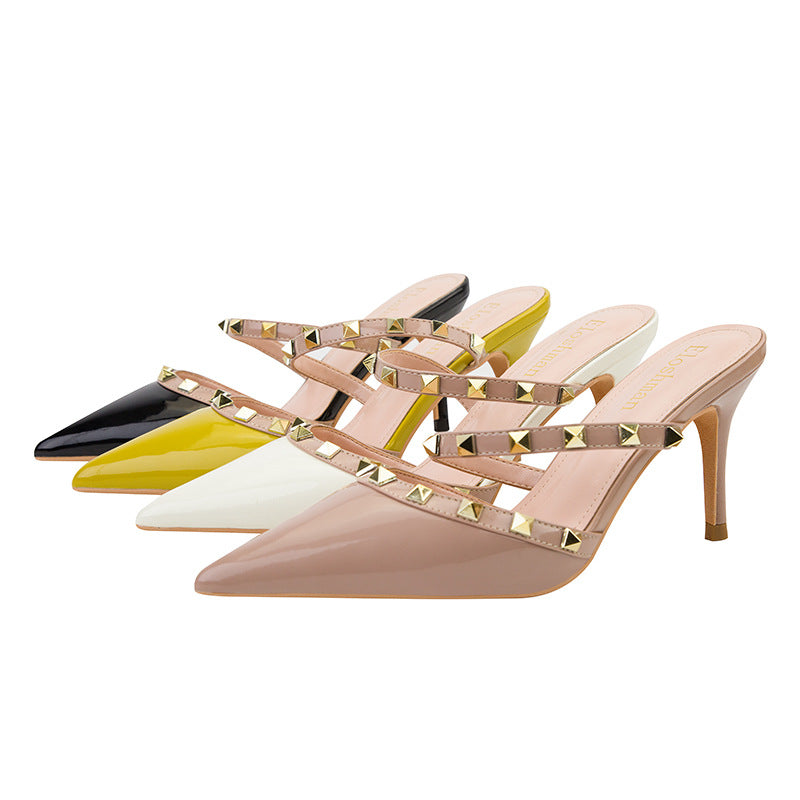 Sandalen aus Lackleder mit Metallnieten – Bild 2 | LuxeStyle