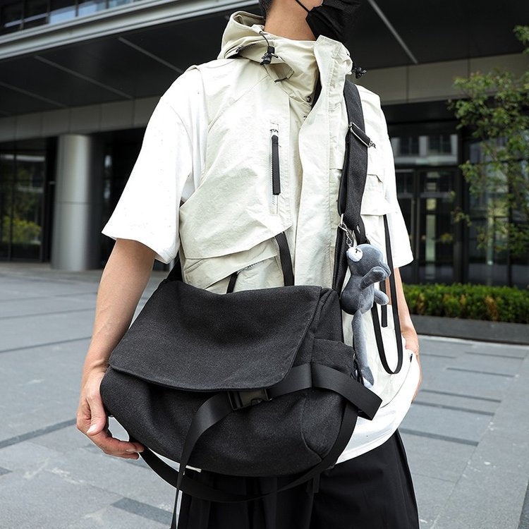 Minimalistische Umhängetasche aus Nylon – Bild 4 | LuxeStyle