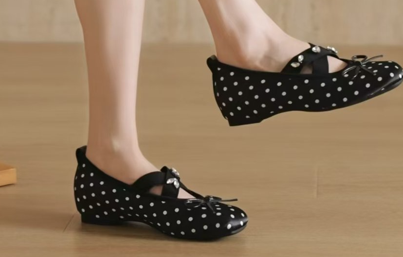 Elegante Satin-Ballerinas mit Keilabsatz