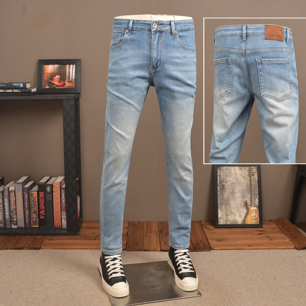 Leichte, hellblaue Jeans