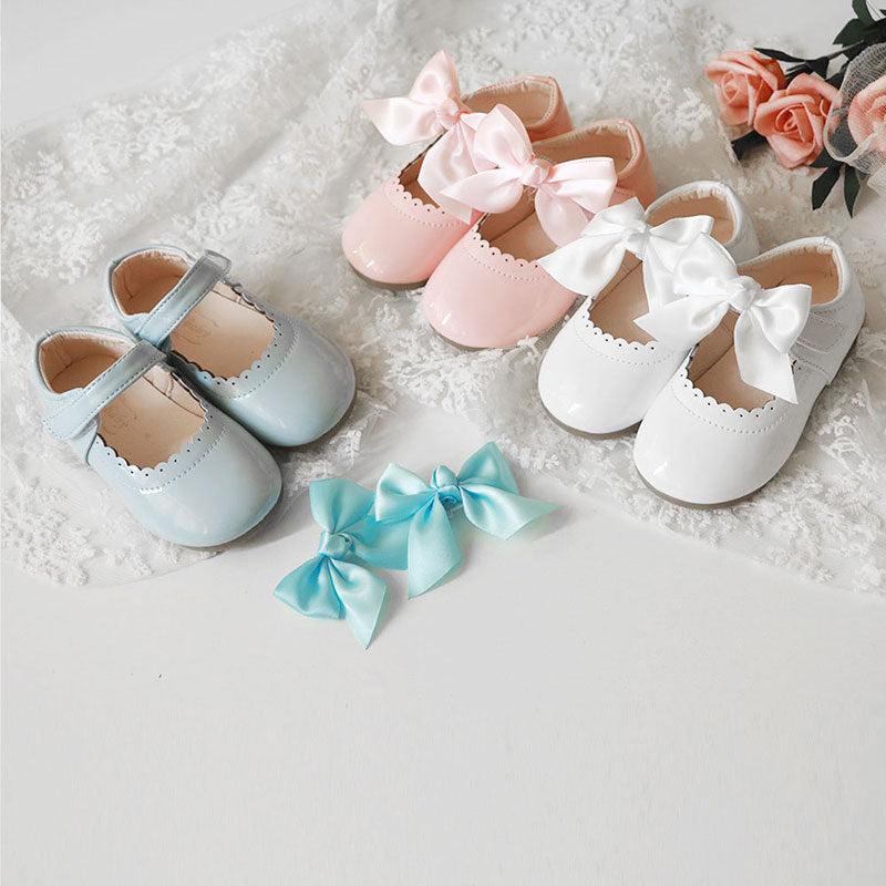 Weisse Mädchen Schuhe mit Schleife