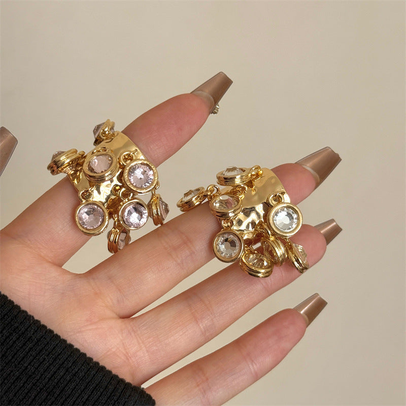 Funkelnder Vintage-Ring mit Strasskugel